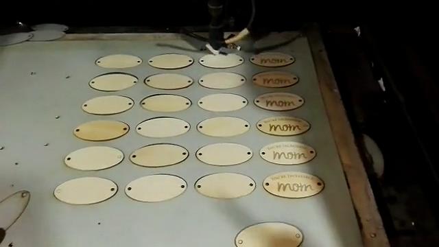 客戶實(shí)拍 1580 3mm木板激光雕刻